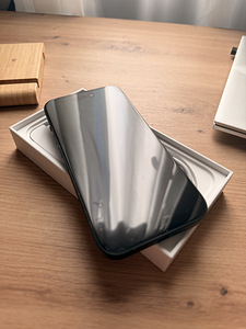 iPhone 15 (3 foto / 5)