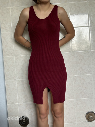 Бордовое платье,теплой вязки,с вырезом (фото #1)