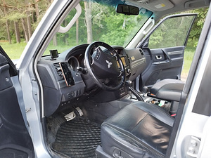 Mitsubishi Pajero 4 (7 foto / 14)
