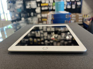 Планшет Apple iPad 9.7" (2017) 32GB WiFi (2 фото из 5)