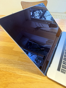 MacBook Pro 15" (2019) – i9 / 16GB RAM / 512GB SSD (3 foto / 9)