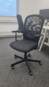 Black office chair (1 foto / 1)