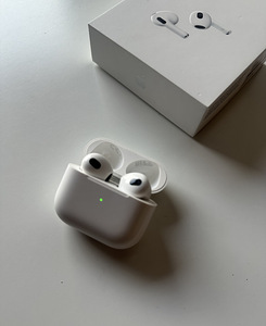 Apple AirPods 3 with MagSafe Charging Case (1 foto / 5)