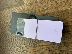 Samsung Galaxy Z Flip 4 (2 foto / 8)