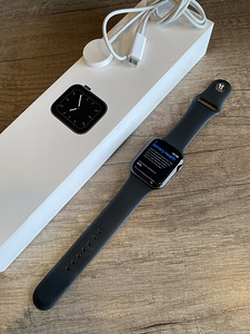 Apple Watch Series 5 44mm (gps) (3 foto / 4)