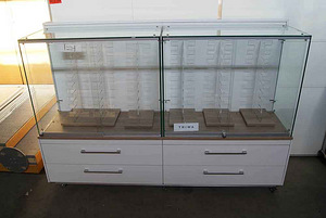 Müügilett/vitriinlett, kapp, 2 tk uueväärne (2 foto / 3)