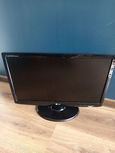 LG Flatron W2243S 22" Widescreen LCD Monitor 1080p HD (1 foto / 4)