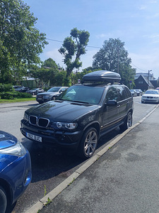 Черный BMW X5 E53 2002 года (2 фото из 4)