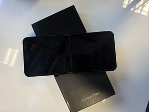 Samsung Galaxy Z Flip 4 8/128Gb Black (3 foto / 4)