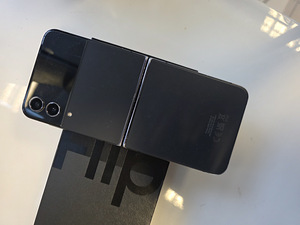 Samsung Galaxy Z Flip 4 256GB Black (1 foto / 4)