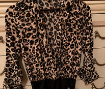 Блузка с леопардовым принтом s.M и кожаная мини-юбка s.S