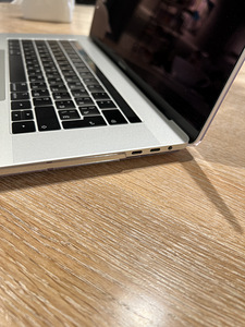 Apple MacBook Pro 2018 | 15.4" | Touch Bar (4 foto / 10)