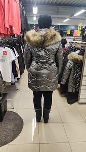 Пуховик размер М (3 фото из 4)