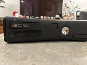 Xbox 360 + Kinect Sensor + 2 пульта дистанционного управлени (4 фото из 5)