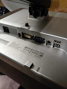 Dell 1908FPt usb monitor 19" (2 foto / 3)