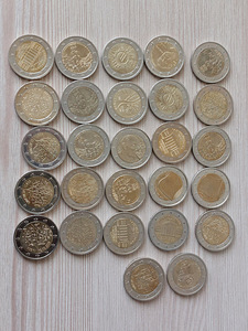 28 юбилейных монет 2 евро .