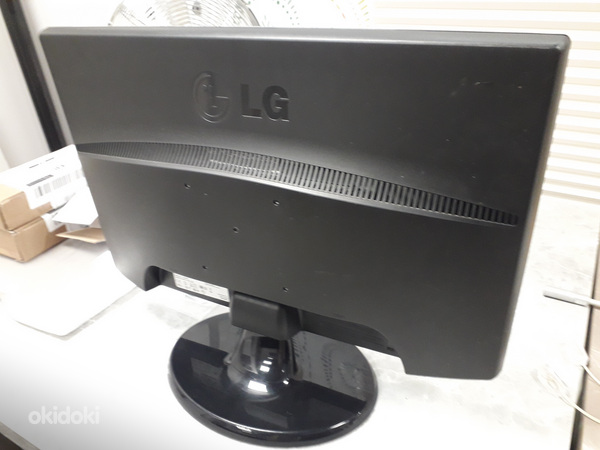 LG Flatron L194Ws (фото #3)