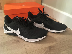 Uued Nike tossud/ botased s 43(44) (1 foto / 6)