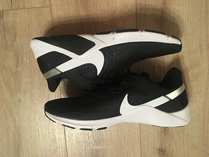 Uued Nike tossud/ botased s 43(44) (3 foto / 6)