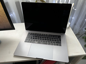 Macbook pro 2017 15,4" 2,9gHz i7 16GB 512GB space gray (1 foto / 5)