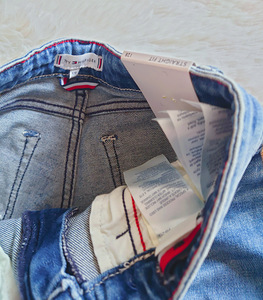 Uued Tommy Hilfiger lühendatud teksad tüdrukule, 128 (6 foto / 8)