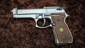 Пневматический пистолет Beretta 92FS никель — деревянная рукоятка — 4,5 мм (3 фото из 6)