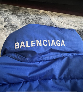 Balenciaga пуховик оригинал. (3 фото из 7)