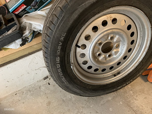 Auto Toyota Rav4 varuratas 215/65R16 koos Nokian suverehviga (2 foto / 3)