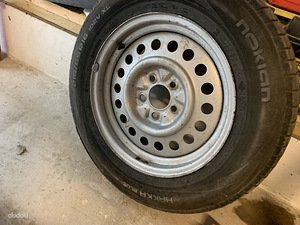 Auto Toyota Rav4 varuratas 215/65R16 koos Nokian suverehviga (3 foto / 3)