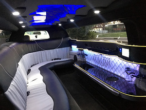 Белоснежный лимузин Chrysler 300C - aренда лимузина (1 фото из 3)