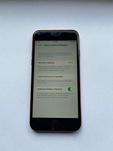 iPhone 8, красный, 64GB + чехлы (3 фото из 4)