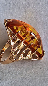 Золотое кольцо с янтарем, 5 грамм