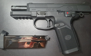 Exchange! Vfc/Cybergun FNX-45 Civilian GBB pistol (1 foto / 8)