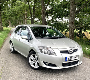 Toyota Auris 2.2 130kw (2 foto / 15)
