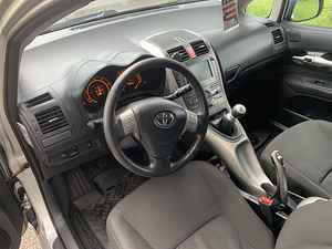 Toyota Auris 2.2 130kw (6 foto / 15)