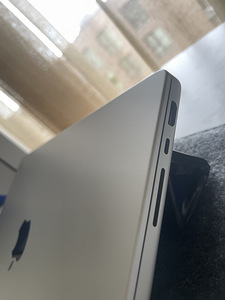 MacBook Pro 14" M1 10C 16GPU 16RAM 1TB (5 foto / 7)