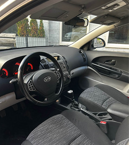 Kia (3 foto / 4)