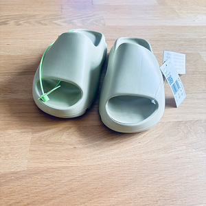 Adidas Yeezy Slide (2 foto / 4)
