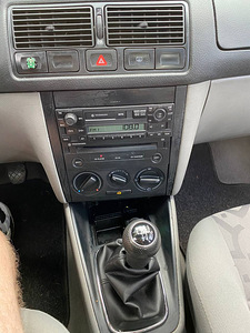 Müün auto Volkswagen Golf 4 (1999) (12 foto / 12)