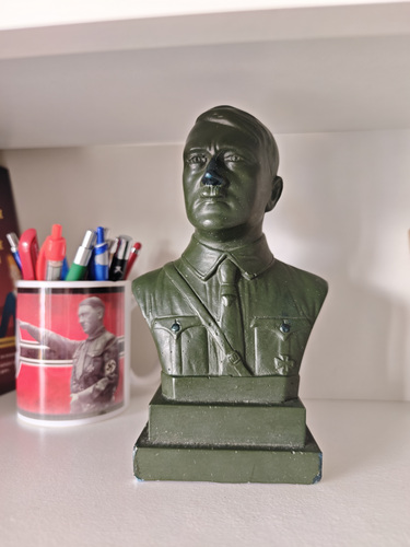 Hitleri büst