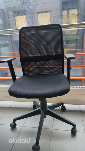 2 kontoritooli/2 офисных стула/2 office chairs (фото #1)