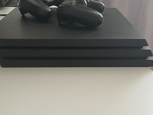 PS4 PRO 1TB два геймпада, 3 игры (4 фото из 4)