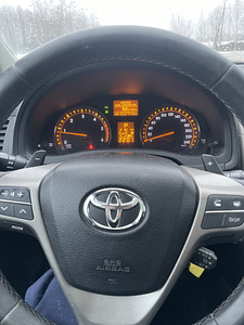 Toyota Avensis (8 foto / 10)