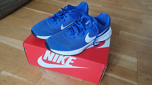 Синие кроссовки Nike (3 фото из 3)