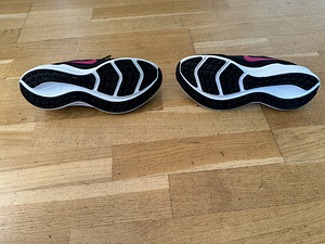 Кроссовки Nike (4 фото из 4)