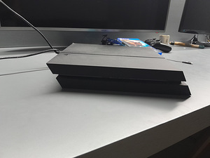 Playstation 4 koos 3 mänguga ja joysticki laadija. (4 foto / 6)