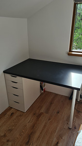 Kirjutuslaud sahtlidega ja 2 toolidega (1 foto / 3)