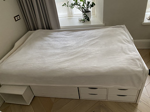 Кровать с матрасом (2 фото из 3)