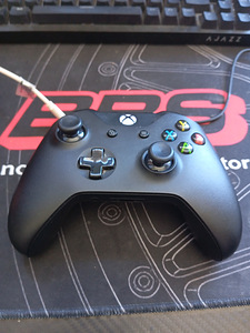 Xbox One X varuosadeks (4 foto / 4)