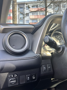 Toyota RAV4 (13 фото из 14)
